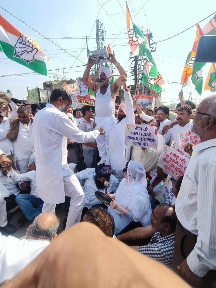 अंबाला सिटी के जगाधरी चौक पर स्थित घंटाघर पर प्रदर्शन करते कांग्रेसी। संवाद