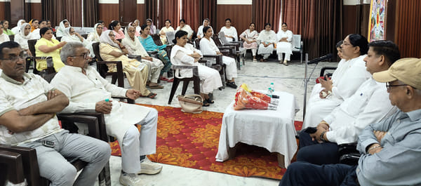 बाबैन। कार्यक्रम में हिस्सा लेते आयोजक, पदाधिकारी, सदस्य एवं श्रद्धालु। संवाद