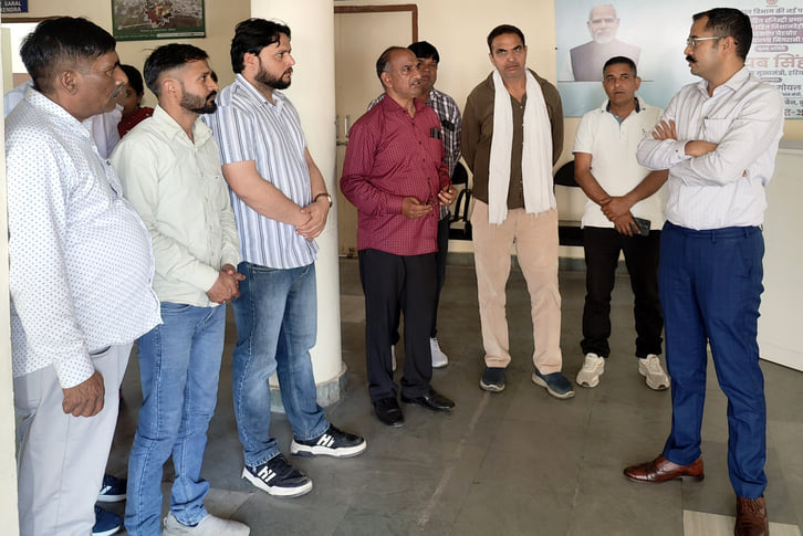बाबैन। निरीक्षण के दौरान बातचीत करते उपायुक्त विश्राम मीणा। संवाद