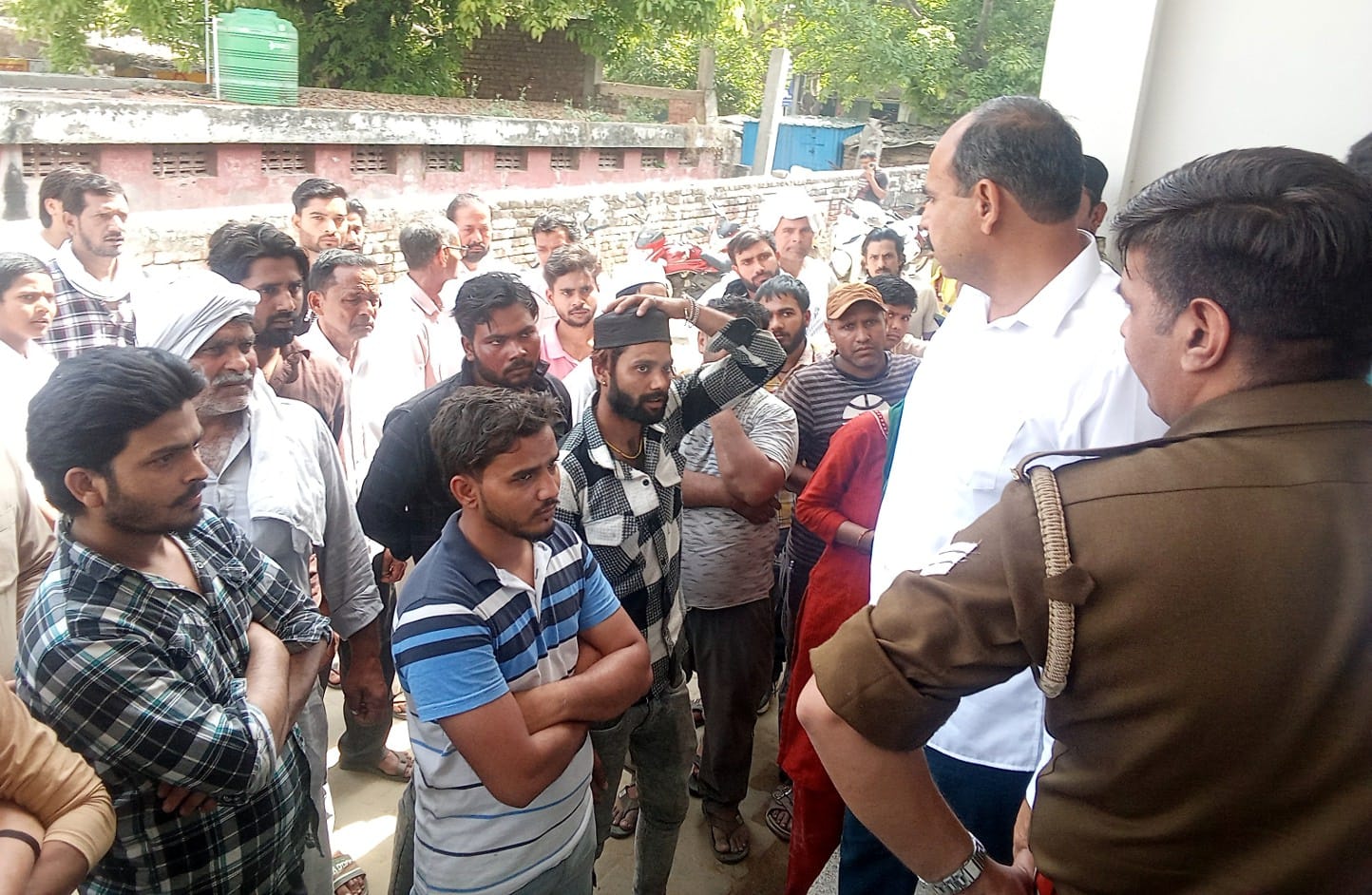 बनत एचपी गैस एजेंसी में गैस बुक कराने के लिए उपभोक्ताओं की लगी भीड़ । संवाद