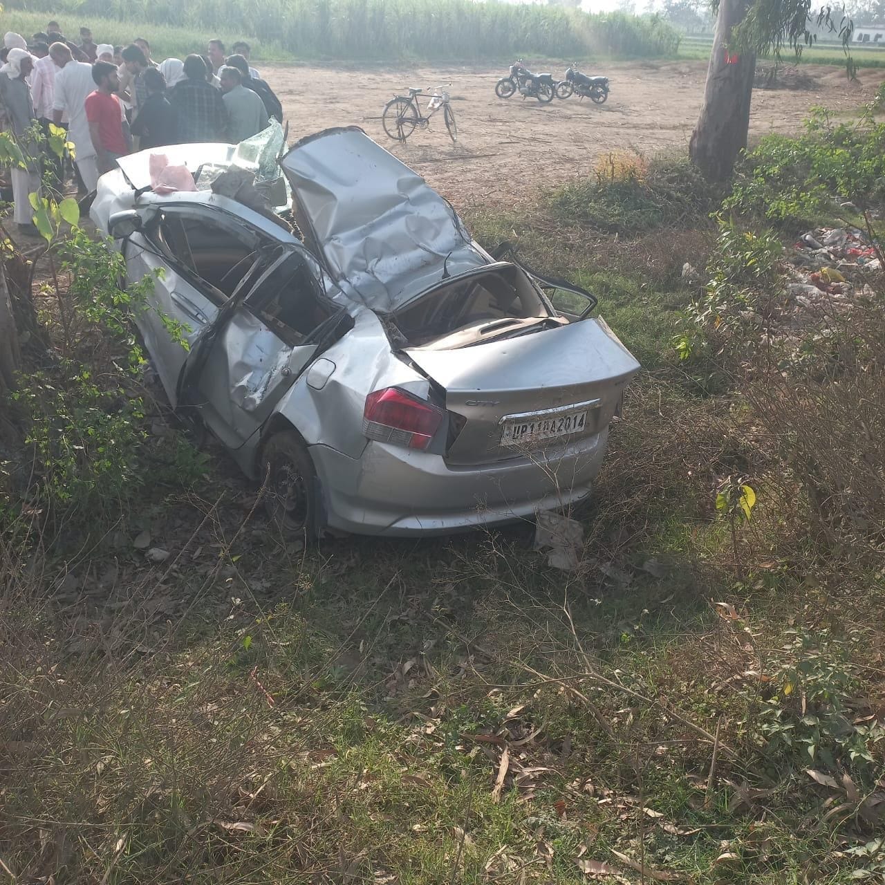 बिरालसी-ज्ञानामाजरा के बीच क्षतिग्रस्त कार: ग्रामीण