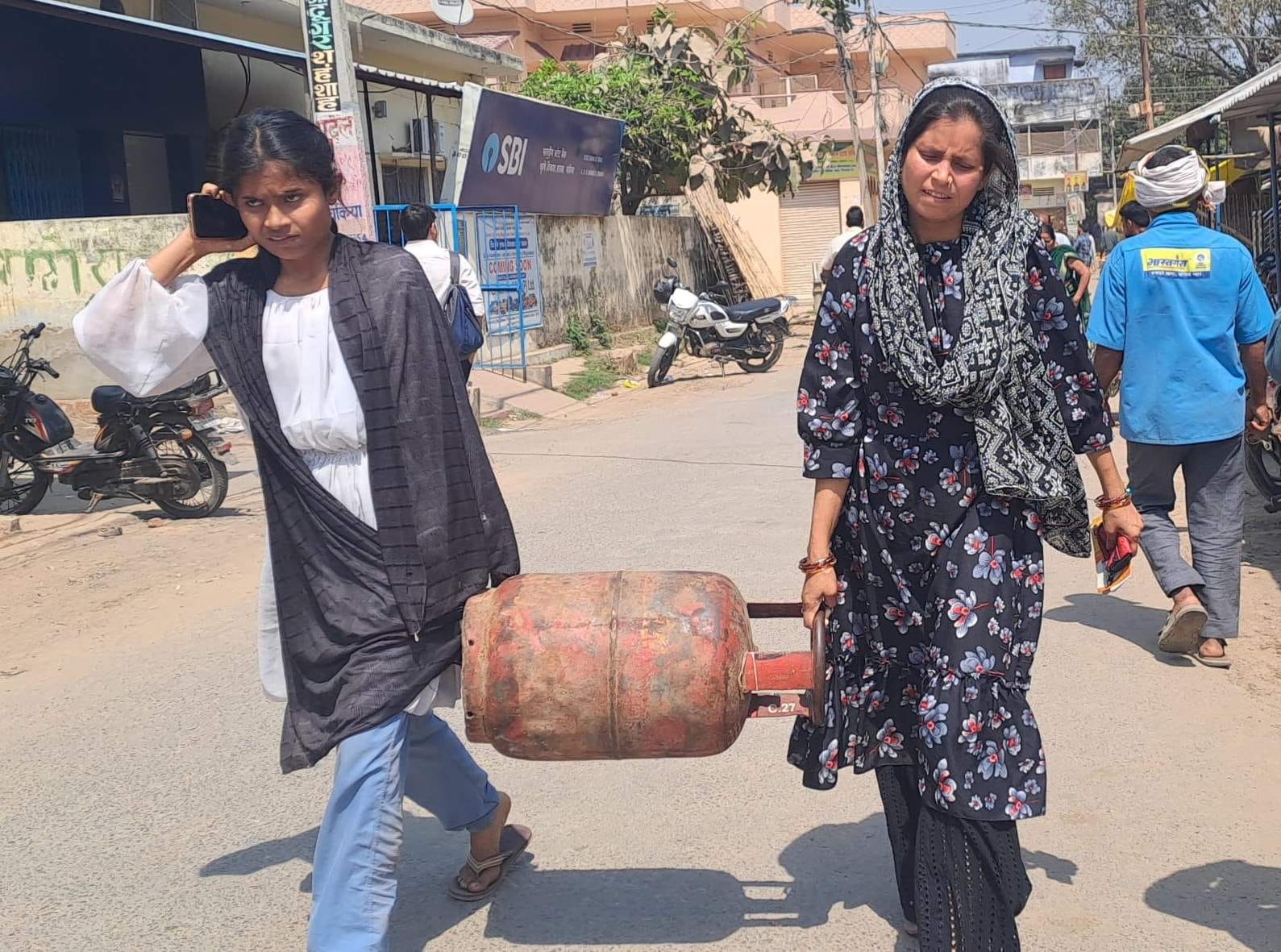 चकिया में गैस सिलिंडर के लिए कतार में खड़े लोग। संवाद