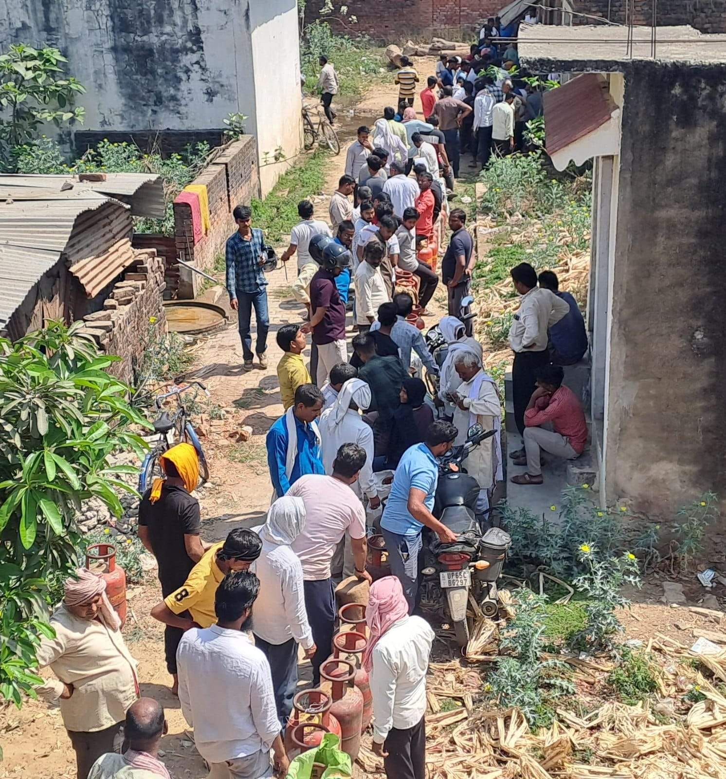 चकिया में गैस सिलिंडर के लिए कतार में खड़े लोग। संवाद