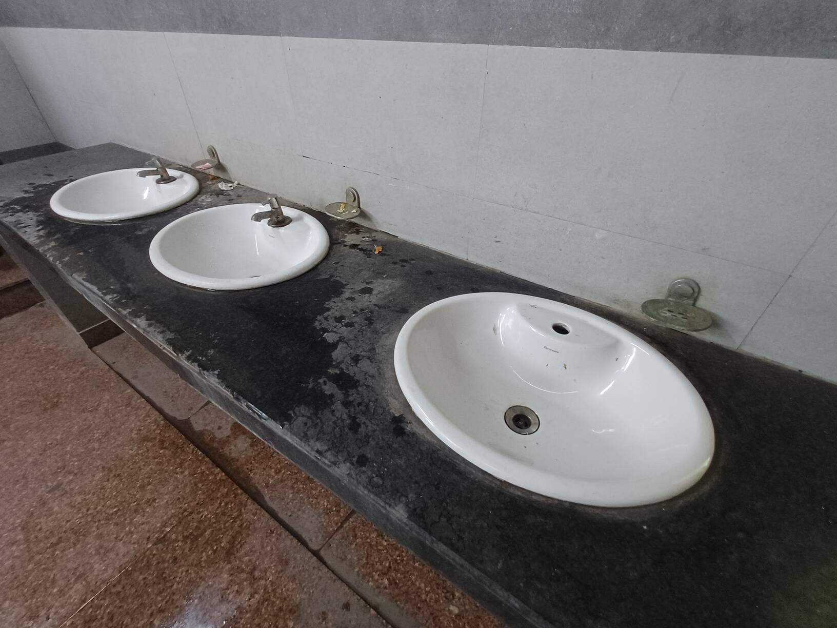 छावनी की सेंट्रल स्टेट लाइब्रेरी परिसर में वाटर कूलर से फर्श पर बिखरा पानी। संवाद