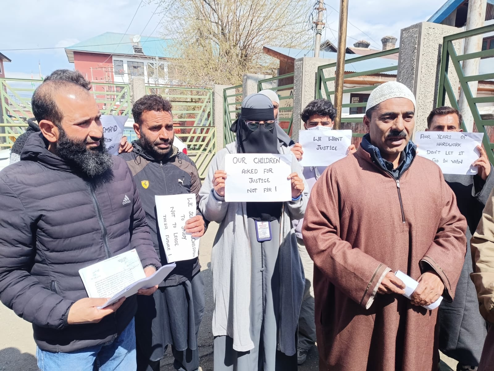 डॉ. फारूक अब्दुल्ला पर हुए हमले पर पार्टी मुख्यालय, नवा-ए-सुबह में रोष जताते नेकां के नेता और क डॉ. फारूक अब्दुल्ला पर हुए हमले पर पार्टी मुख्यालय, नवा-ए-सुबह में रोष जताते नेकां के नेता और क