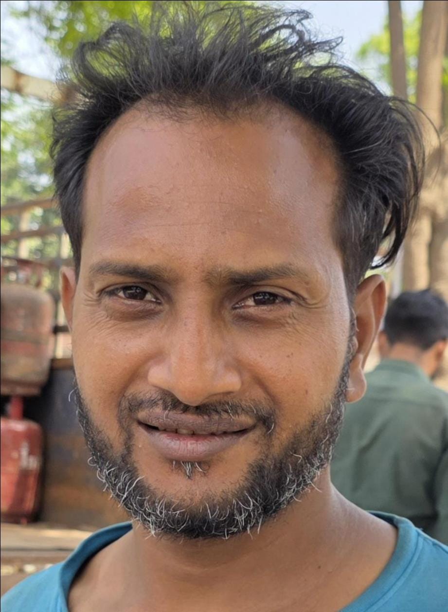 फोटो-10 कंपिल रोड स्थित एचपी गैस के वितरण केंद्र पर गैस के लिए लाइन में लगे उपभोक्ता। संवाद