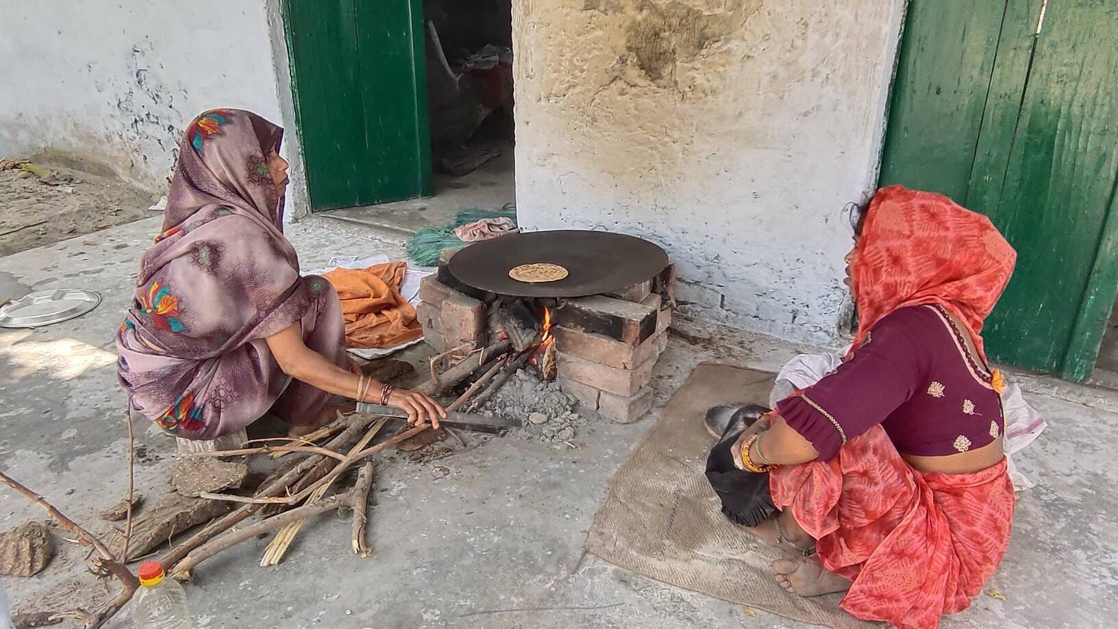 फोटो-27 पट्टी दारापुर में चूल्हे पर एमडीएम बनाती रसोइया। संवाद