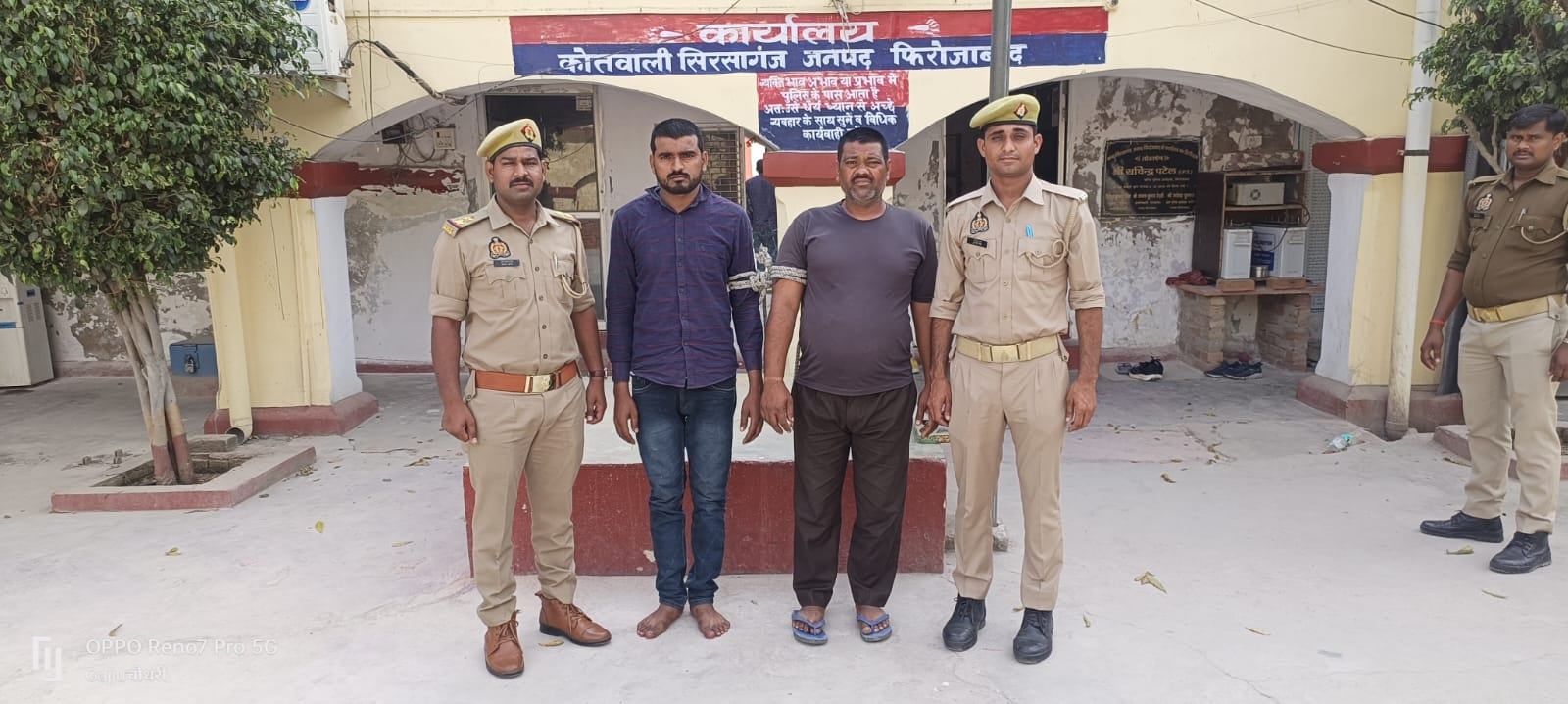 फोटो 301 सिरसागंज के नगला खरी में पथराव से क्षतिग्रस्त हुई पुलिस की गाड़ी। संवाद 