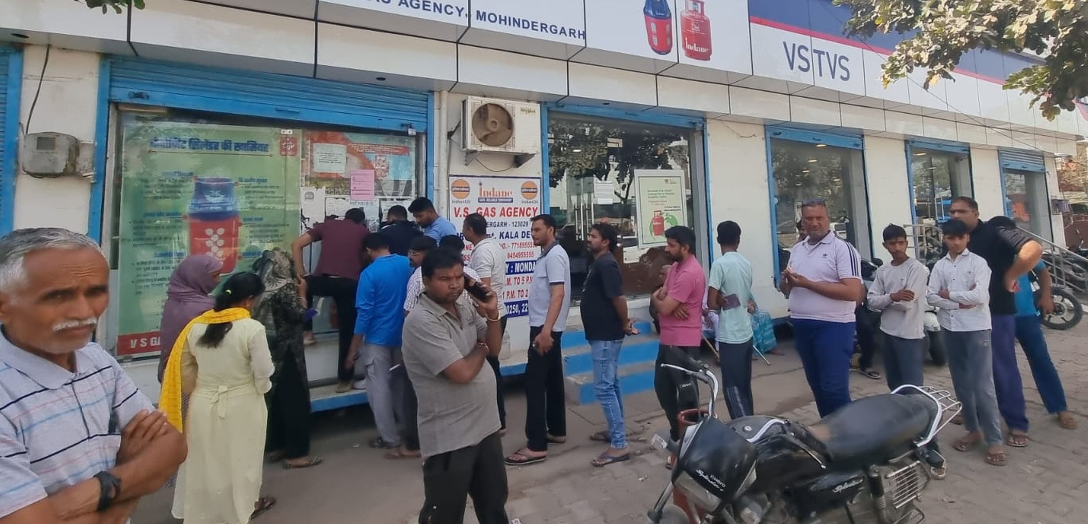 फोटो संख्या:54 बस स्टैंड के पास ढाबे पर लगाया गया घरेलू कनेक्शन का सिलिंडर। संवाद फोटो संख्या:54 बस स्टैंड के पास ढाबे पर लगाया गया घरेलू कनेक्शन का सिलिंडर। संवाद