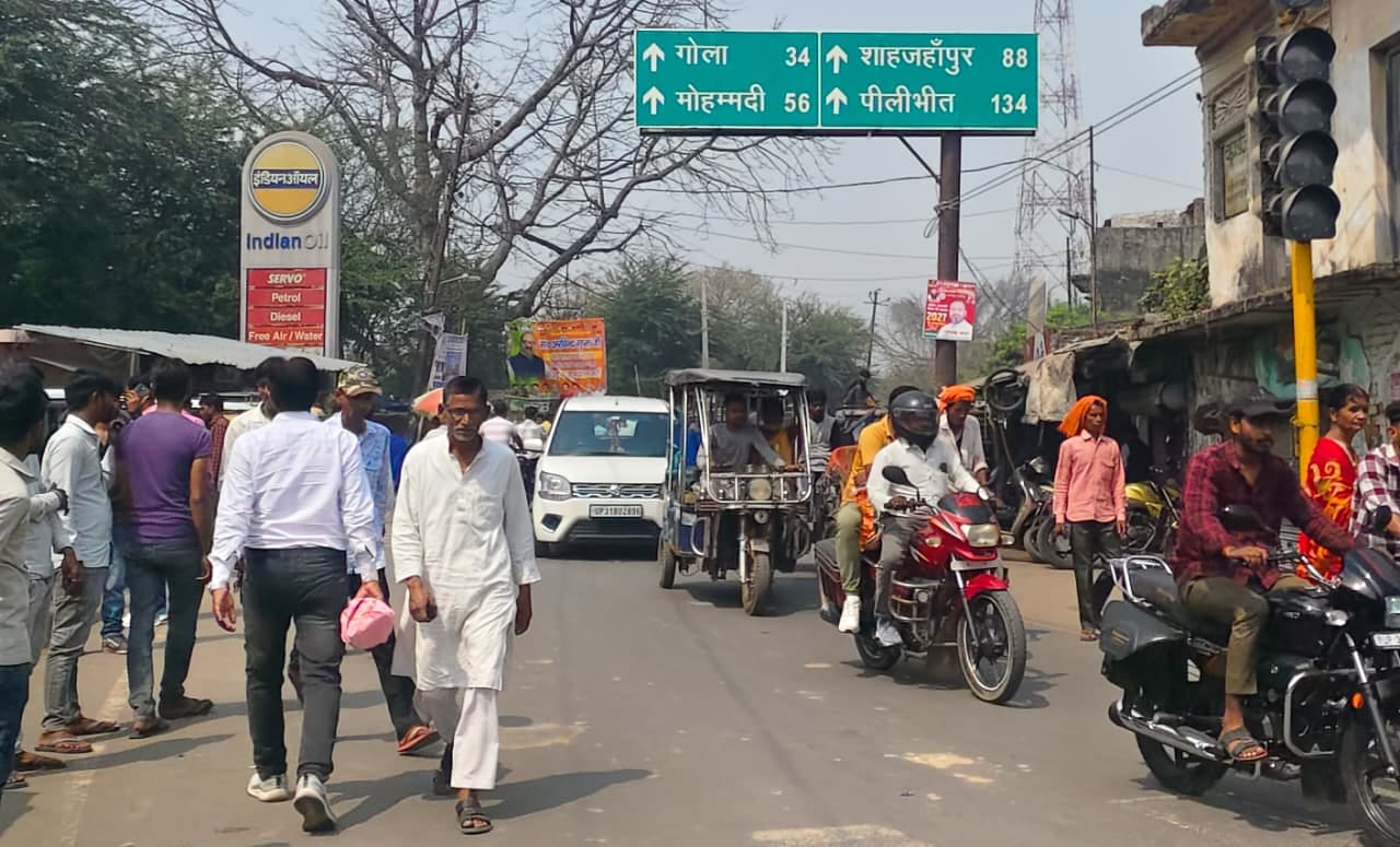 गोला रोड कृष्णा टॉकीज के आगे लगाए गए पक्के अतिक्रमण पर लाल निशान। संवाद गोला रोड कृष्णा टॉकीज के आगे लगाए गए पक्के अतिक्रमण पर लाल निशान। संवाद
