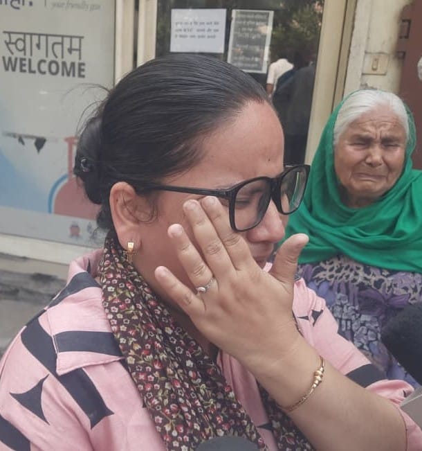 गैस एजेंसी के अंदर गैस बुक करवाने वालों की लगी भीड़। संवाद