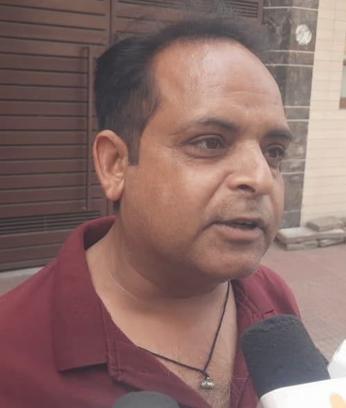 गैस एजेंसी के अंदर गैस बुक करवाने वालों की लगी भीड़। संवाद