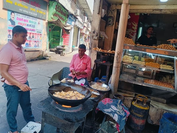गैस की किल्लत के चलते बर्तन की दुकान पर इंडक्शन हीटर देखते युवक. संवाद