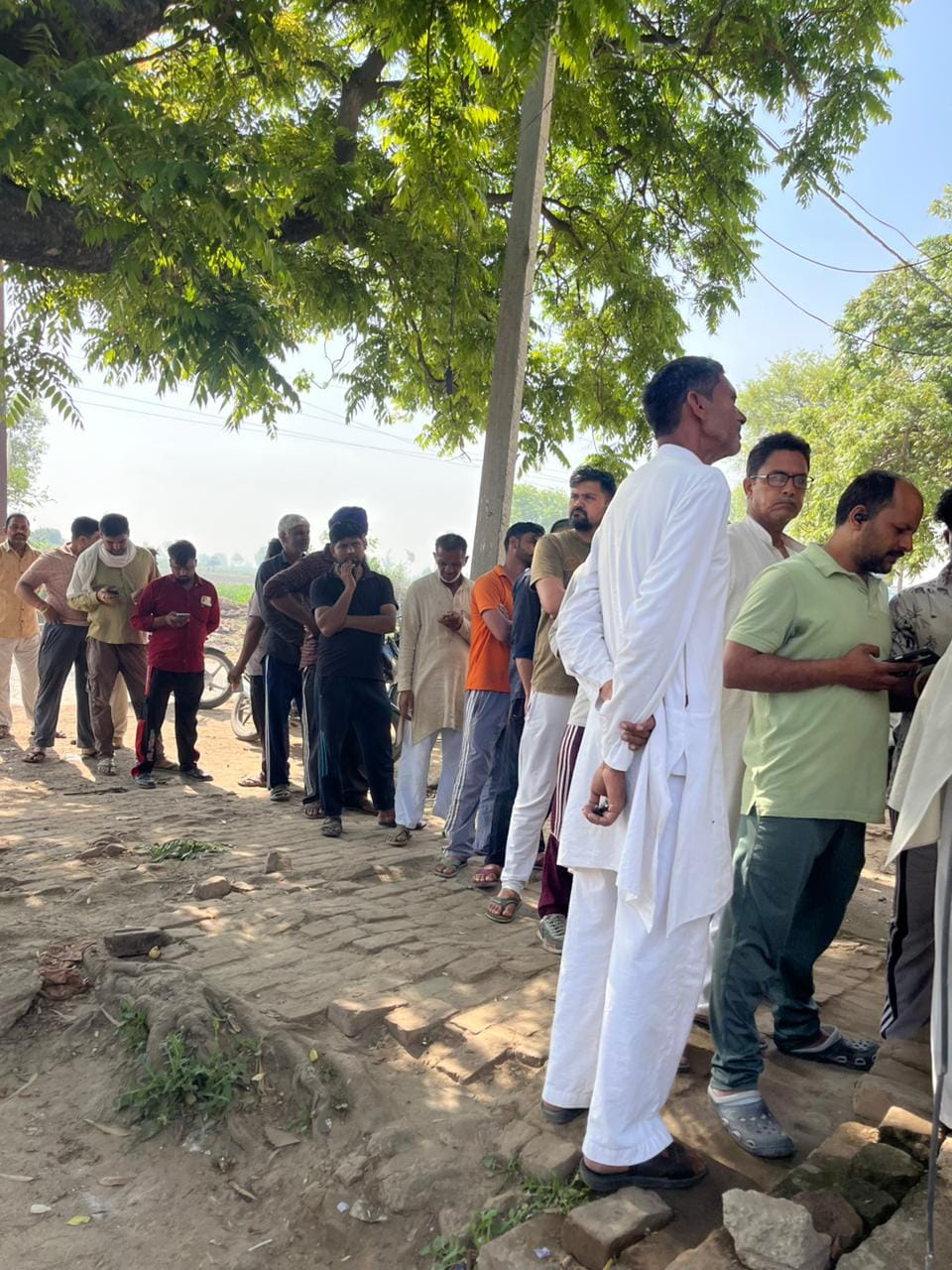 गैस की किल्लत के चलते बर्तन की दुकान पर इंडक्शन हीटर देखते युवक. संवाद