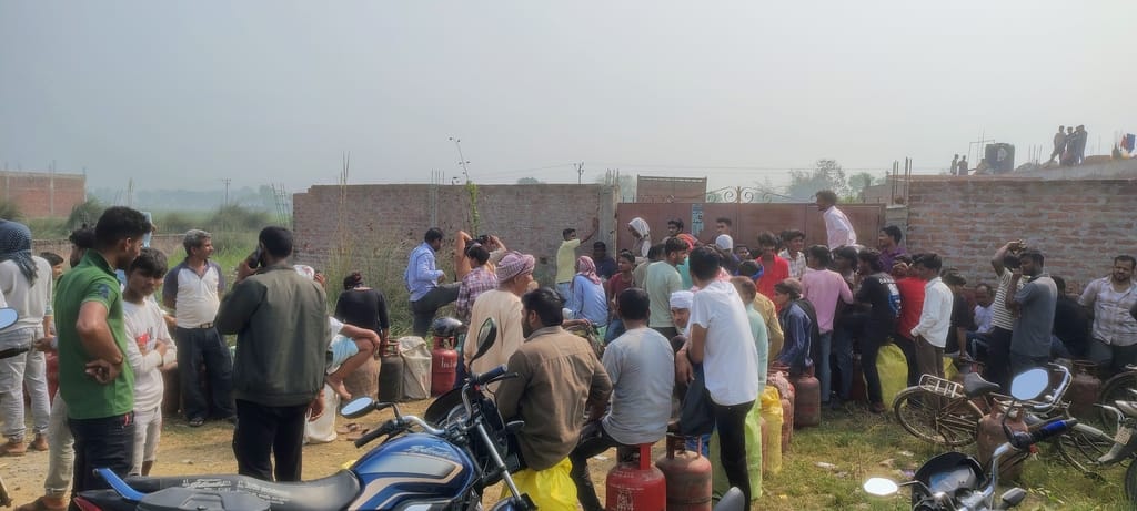 गैस की किल्लत से दुकानों पर जलती अंगीठी ।संवाद