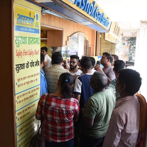गैस सिलिंडर न मिलने पर परेशान लोग। गैस सिलिंडर न मिलने पर परेशान लोग।
