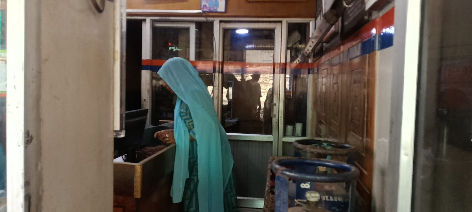 हमीरपुर शहर में एक फास्ट फूड की दुकान पर प्रयोग किया जा रहा घरेलू सिलिंडर। संवाद