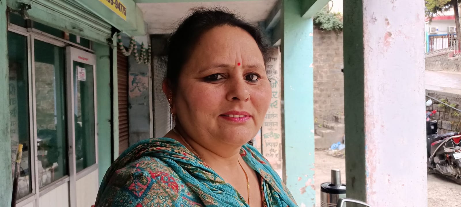 हमीरपुर शहर में एक फास्ट फूड की दुकान पर प्रयोग किया जा रहा घरेलू सिलिंडर। संवाद