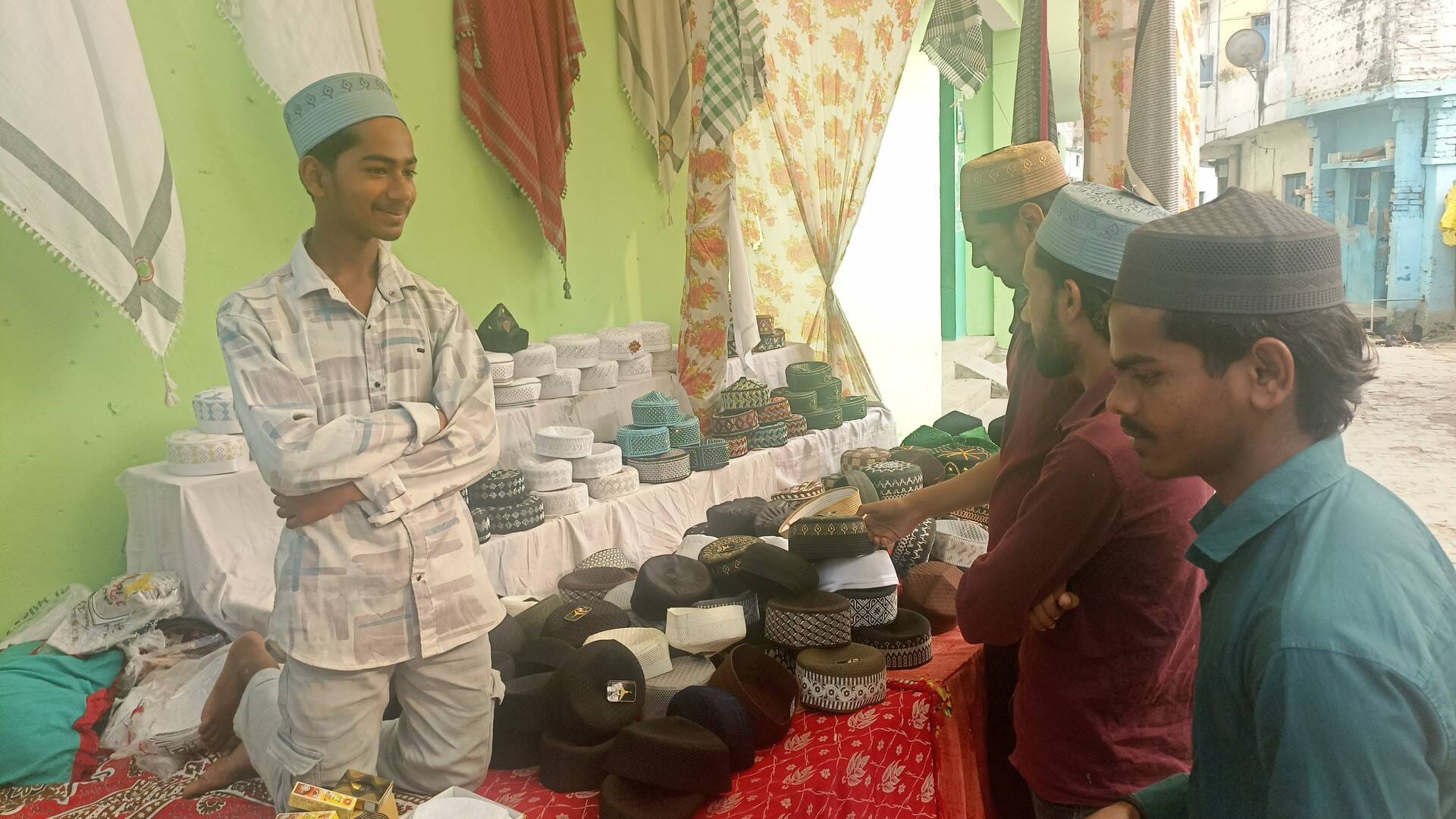 ईद की तैयारी को लेकर पडरौना शहर में बुर्का की खरीदारी करतीं महिलाएं। संवाद