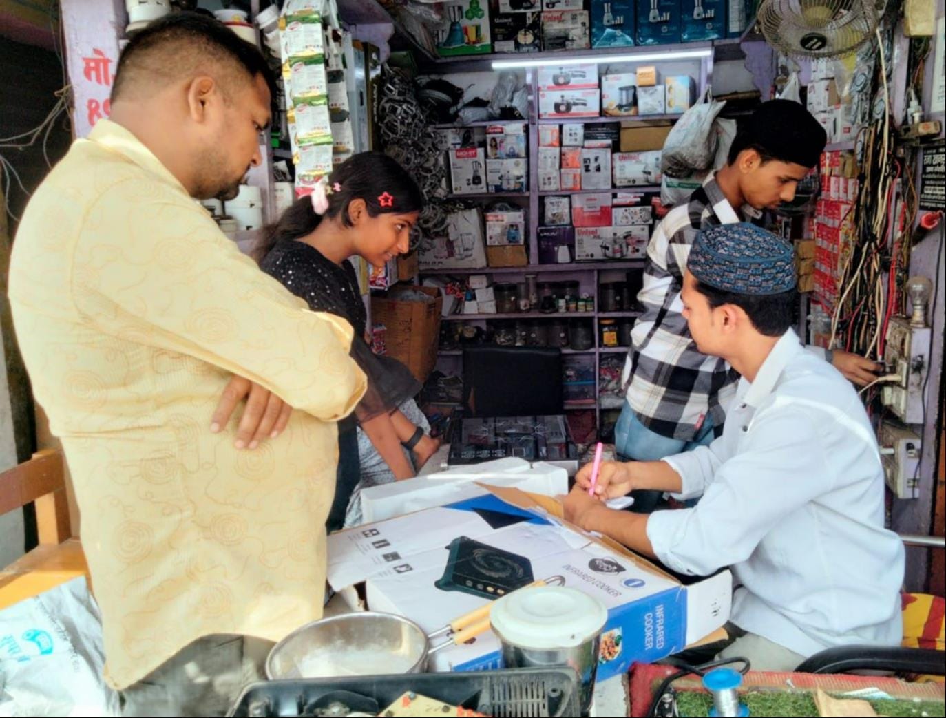 इकौना के एक होटल में प्रयोग हो रहा घरेलू गैस सिलिंडर