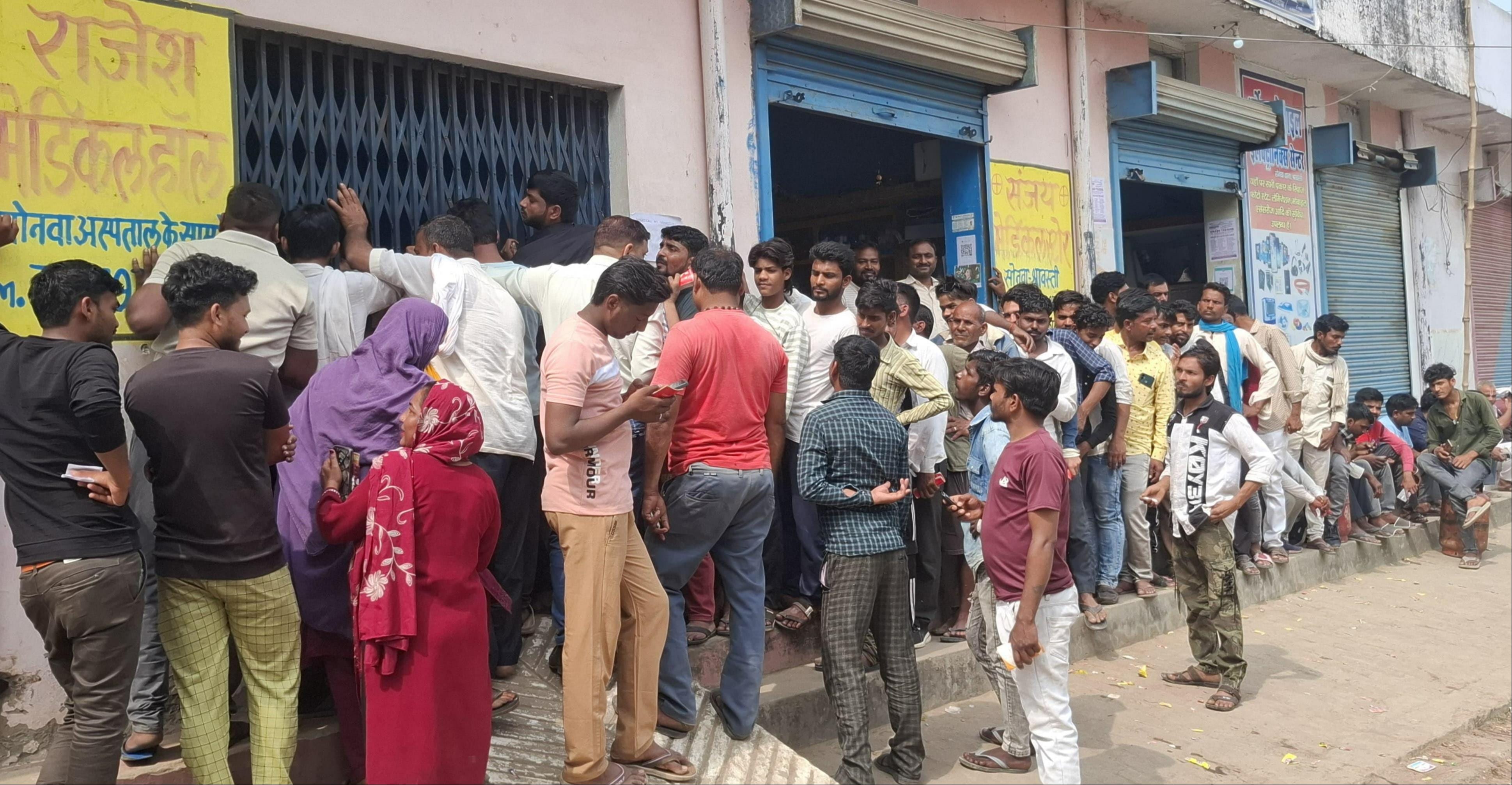 इकौना में गैस एजेंसी पर धक्का मुक्की में घायल महिला