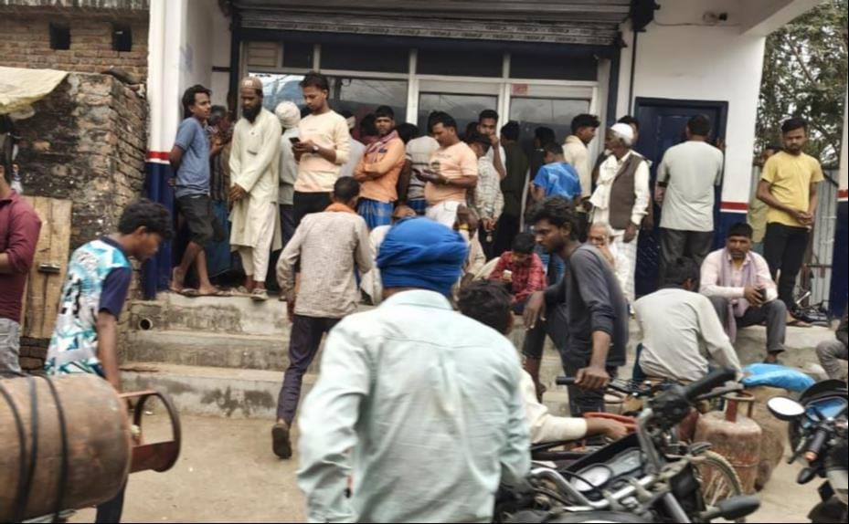 इकौना में गैस एजेंसी पर धक्का मुक्की में घायल महिला