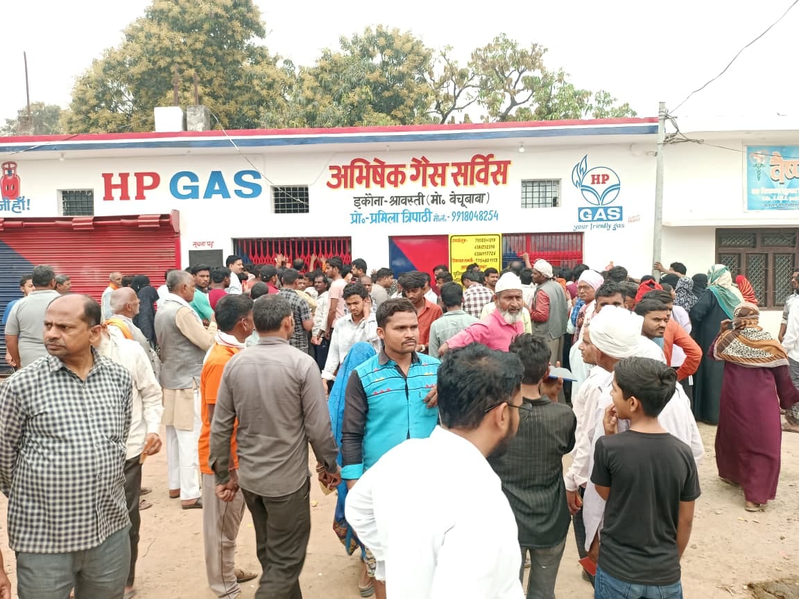 इकौना में गैस एजेंसी पर धक्का मुक्की में घायल महिला