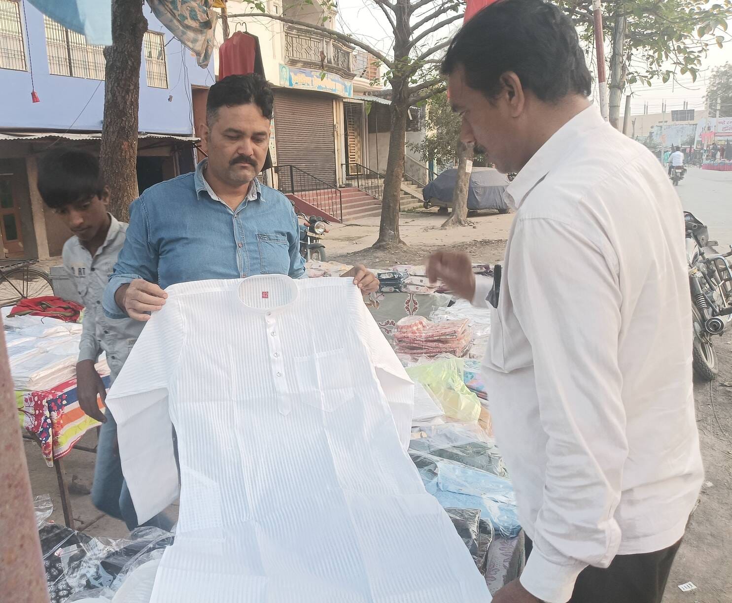 जुमा अलविदा के नमाज़ में पढ़ते मुस्लिम समुदाय के लोग। संवाद