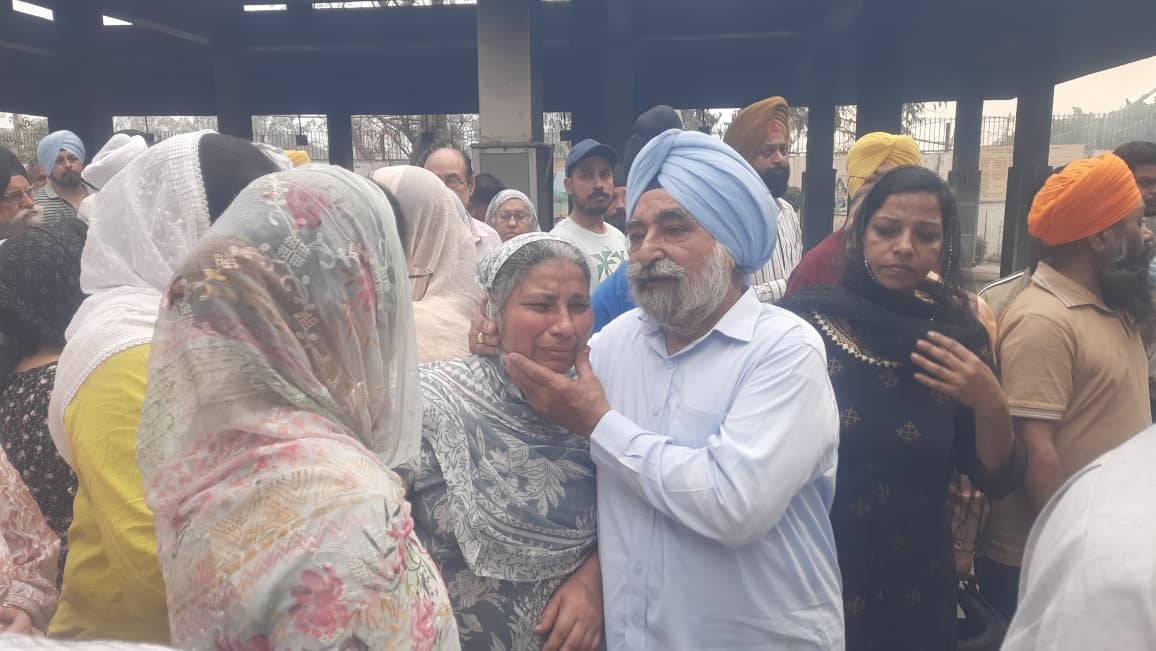 जमुना घाट पर बने श्मशान घाट में उधम प्रीत सिंह को मुखाग्नि देते पिता व चचेरा भाई। संवाद