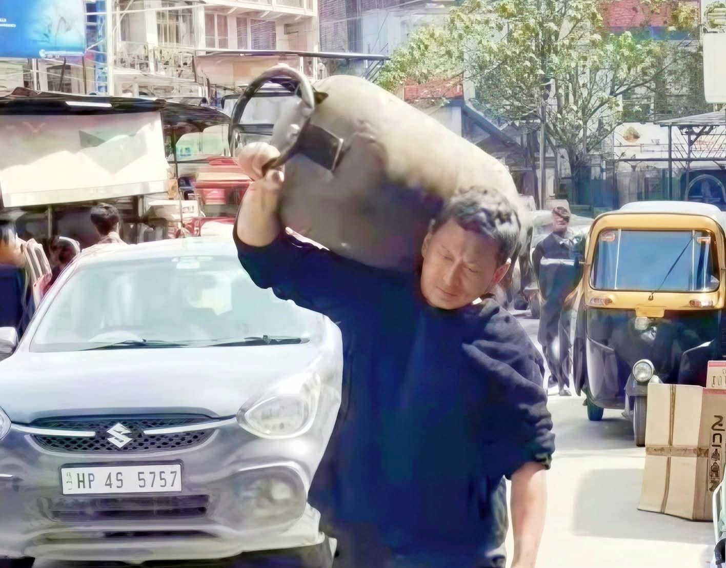 कुल्लू में व्यावसायिक सिलिंडर की किल्लत,गैस एजेंसी के बाहर पहुंचे कारोबारी।-संवाद कुल्लू में व्यावसायिक सिलिंडर की किल्लत,गैस एजेंसी के बाहर पहुंचे कारोबारी।-संवाद