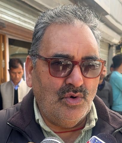 कुल्लू में व्यावसायिक सिलिंडर की किल्लत,गैस एजेंसी के बाहर पहुंचे कारोबारी।-संवाद कुल्लू में व्यावसायिक सिलिंडर की किल्लत,गैस एजेंसी के बाहर पहुंचे कारोबारी।-संवाद