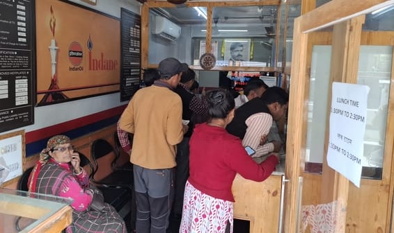कुल्लू में व्यावसायिक सिलिंडर की किल्लत,गैस एजेंसी के बाहर पहुंचे कारोबारी।-संवाद कुल्लू में व्यावसायिक सिलिंडर की किल्लत,गैस एजेंसी के बाहर पहुंचे कारोबारी।-संवाद