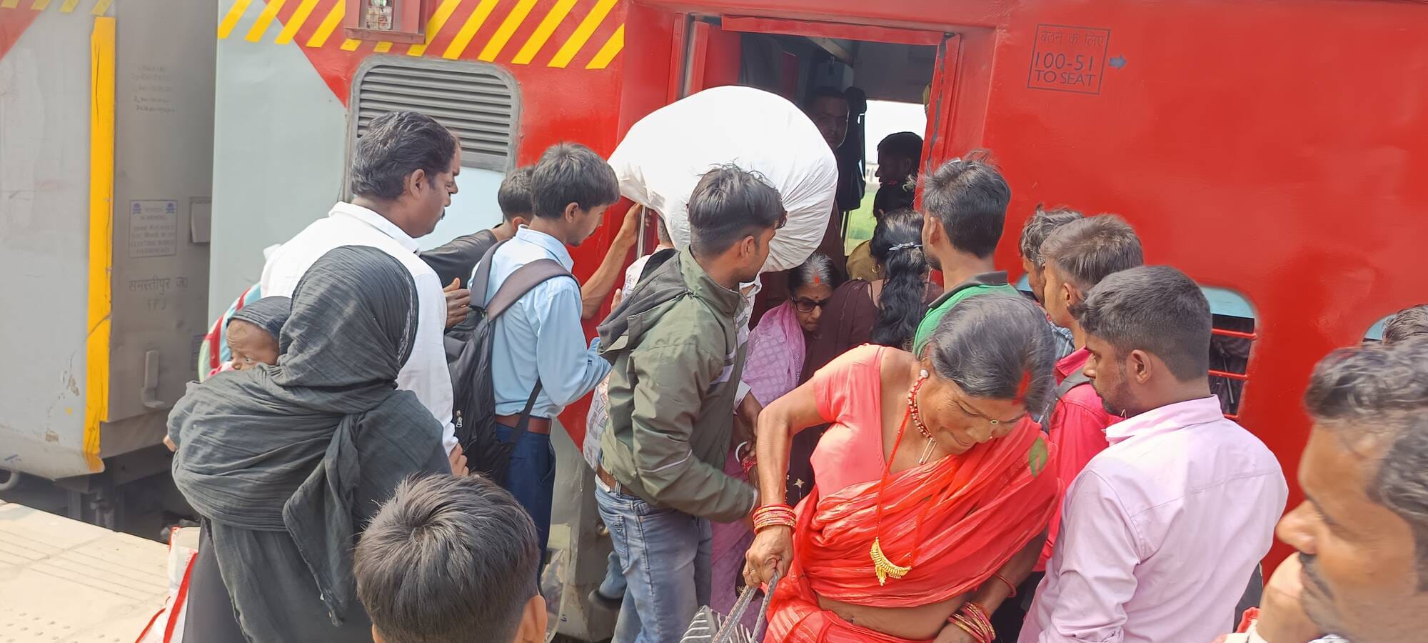 कप्तानगंज रेलवे स्टेशन के टिकट काउंटर पर तत्काल टिकट के लिए लाइन में खड़े लोग।संवाद