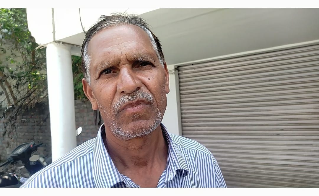 कुरुक्षेत्र। एजेंसी का बंद शटर व बाहर चिंता में खड़े उपभोक्ता। संवाद