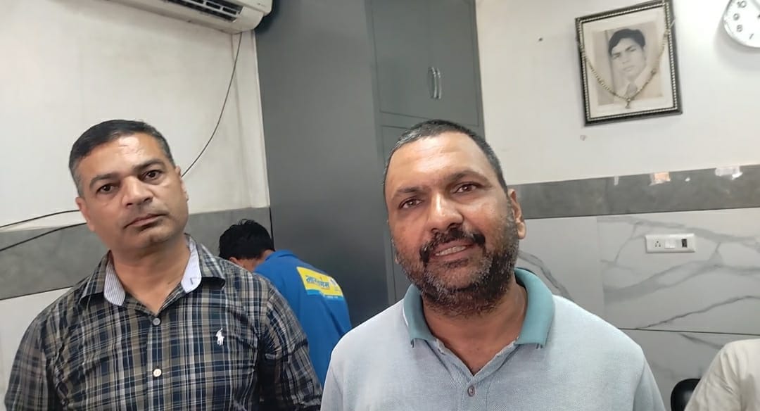 कुरुक्षेत्र। एजेंसी का बंद शटर व बाहर चिंता में खड़े उपभोक्ता। संवाद