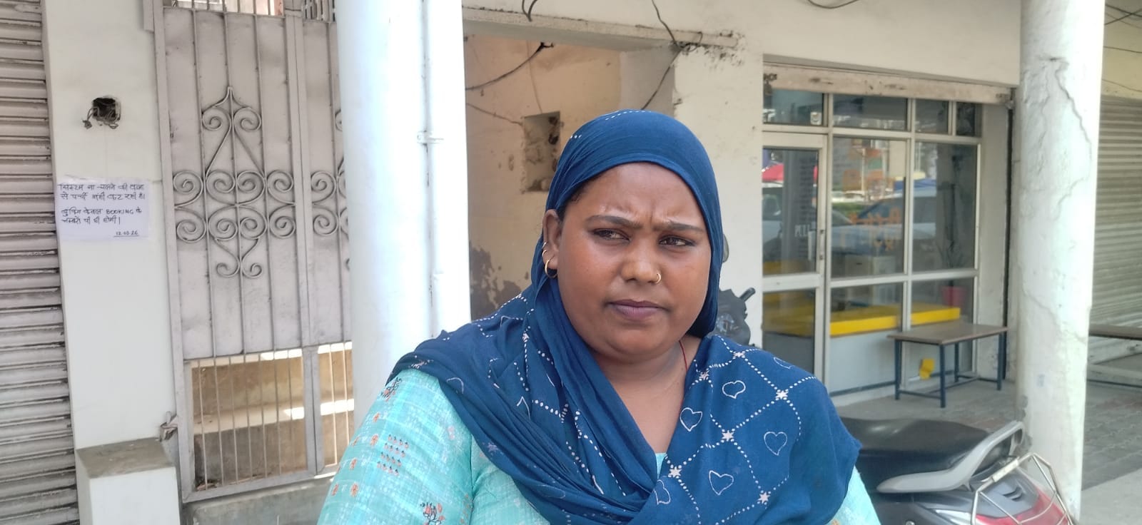 कुरुक्षेत्र। एजेंसी का बंद शटर व बाहर चिंता में खड़े उपभोक्ता। संवाद