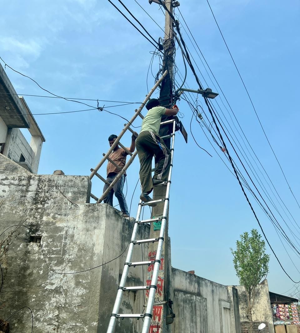 कुरुक्षेत्र। मथाना में चक्की चौक के निकट ट्रांसफार्मर से खंभे की तरफ निकलती तारें। संवाद कुरुक्षेत्र। मथाना में चक्की चौक के निकट ट्रांसफार्मर से खंभे की तरफ निकलती तारें। संवाद