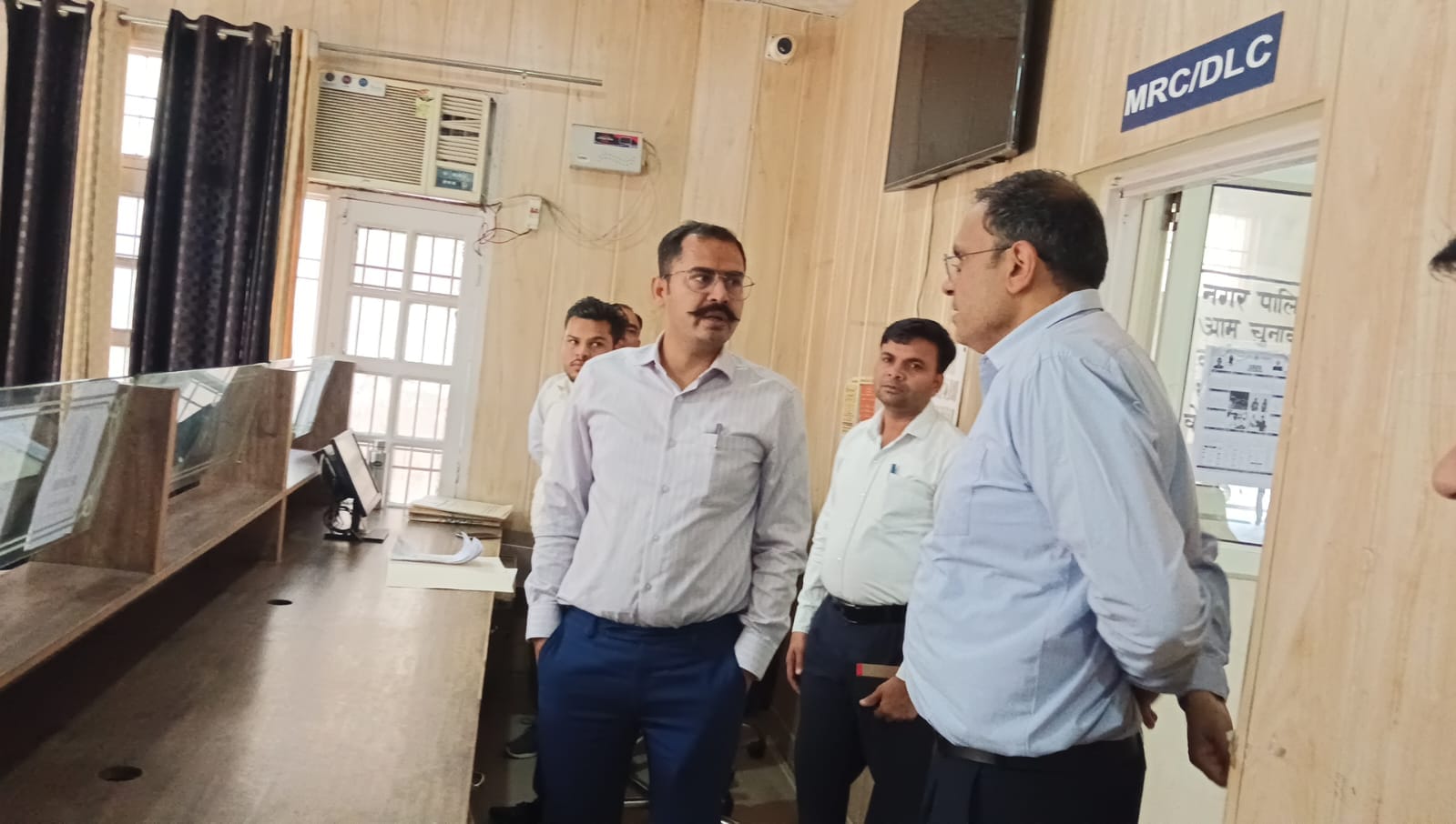 लाडवा। एसडीएम कार्यालय का निरीक्षण करते उपायुक्त विश्राम कुमार मीणा। विज्ञप्ति लाडवा। एसडीएम कार्यालय का निरीक्षण करते उपायुक्त विश्राम कुमार मीणा। विज्ञप्ति