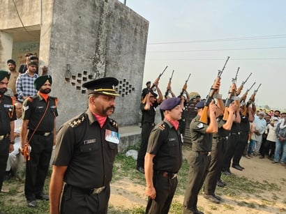 लाडवा। सैन्य सामान व बंदूकों की सलामी देते सैना के जावान। संवाद लाडवा। सैन्य सामान व बंदूकों की सलामी देते सैना के जावान। संवाद