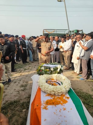 लाडवा। सैन्य सामान व बंदूकों की सलामी देते सैना के जावान। संवाद लाडवा। सैन्य सामान व बंदूकों की सलामी देते सैना के जावान। संवाद