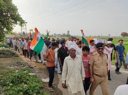 लाडवा। सैन्य सामान व बंदूकों की सलामी देते सैना के जावान। संवाद लाडवा। सैन्य सामान व बंदूकों की सलामी देते सैना के जावान। संवाद
