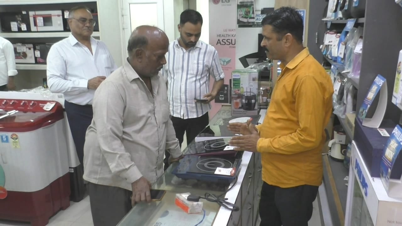 लोहटिया क्षेत्र में लोहे की चूल्हा बनवाते लोग। अमर उजाला