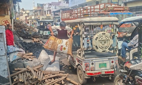 लकड़ी व कोयला लेने पहुंचे लोग।