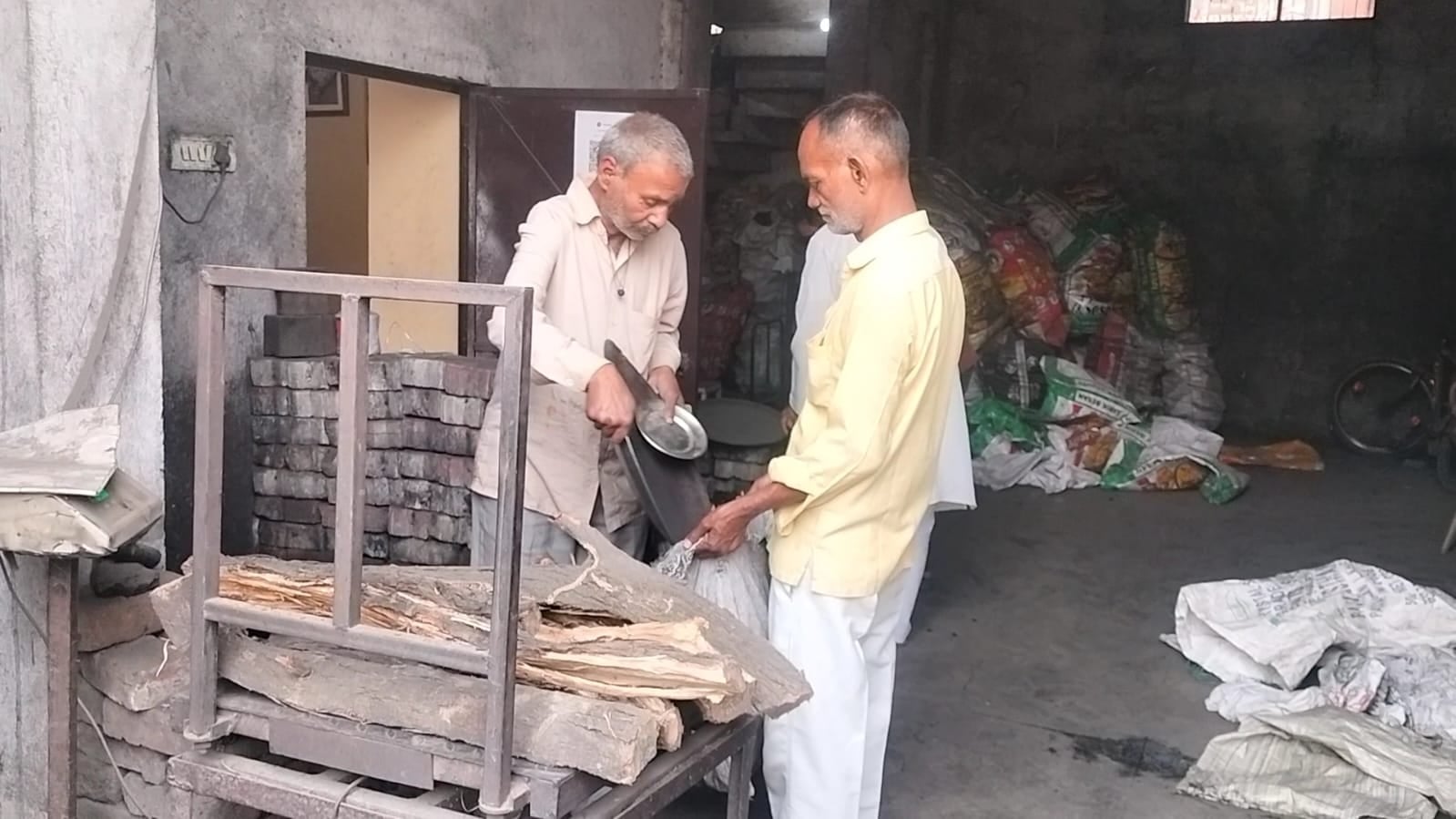 लकड़ी व कोयला लेने पहुंचे लोग।
