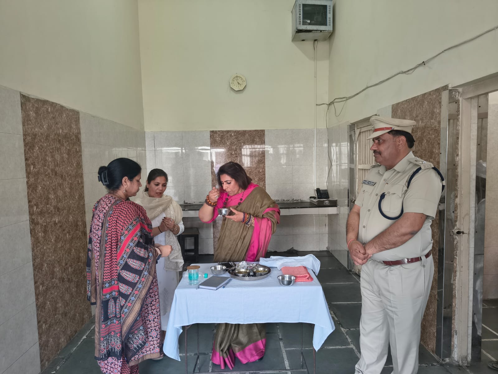 महिला बंदियों से संवाद करती आयेग की चेयरपर्सन व अन्य अधिकारी। आयोग महिला बंदियों से संवाद करती आयेग की चेयरपर्सन व अन्य अधिकारी। आयोग