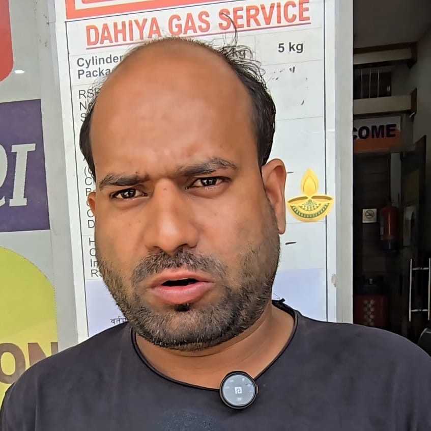 मुरथल के एक ढाबा के किचन में लकड़ी की भट्ठी पर सब्जी का मसाला तैयार करते कारीगर। मुरथल के एक ढाबा के किचन में लकड़ी की भट्ठी पर सब्जी का मसाला तैयार करते कारीगर।
