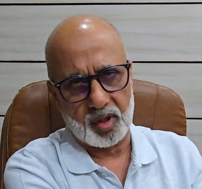 मुरथल के एक ढाबा के किचन में लकड़ी की भट्ठी पर सब्जी का मसाला तैयार करते कारीगर। मुरथल के एक ढाबा के किचन में लकड़ी की भट्ठी पर सब्जी का मसाला तैयार करते कारीगर।