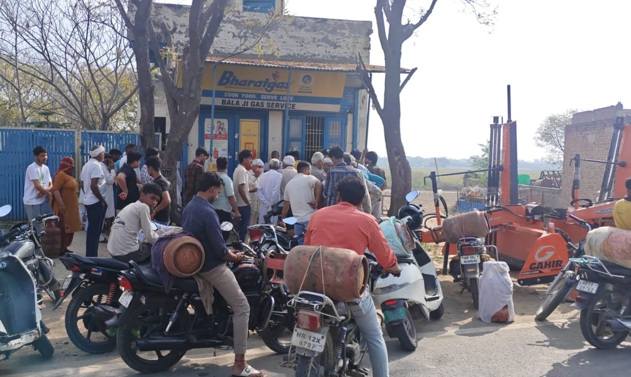 मुरथल के एक ढाबा के किचन में लकड़ी की भट्ठी पर सब्जी का मसाला तैयार करते कारीगर। मुरथल के एक ढाबा के किचन में लकड़ी की भट्ठी पर सब्जी का मसाला तैयार करते कारीगर।