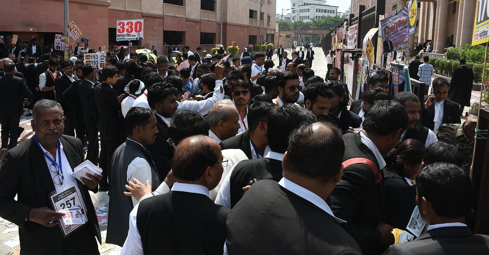 मतदान के लिए जुटे अधिवक्ता। मतदान के लिए जुटे अधिवक्ता।
