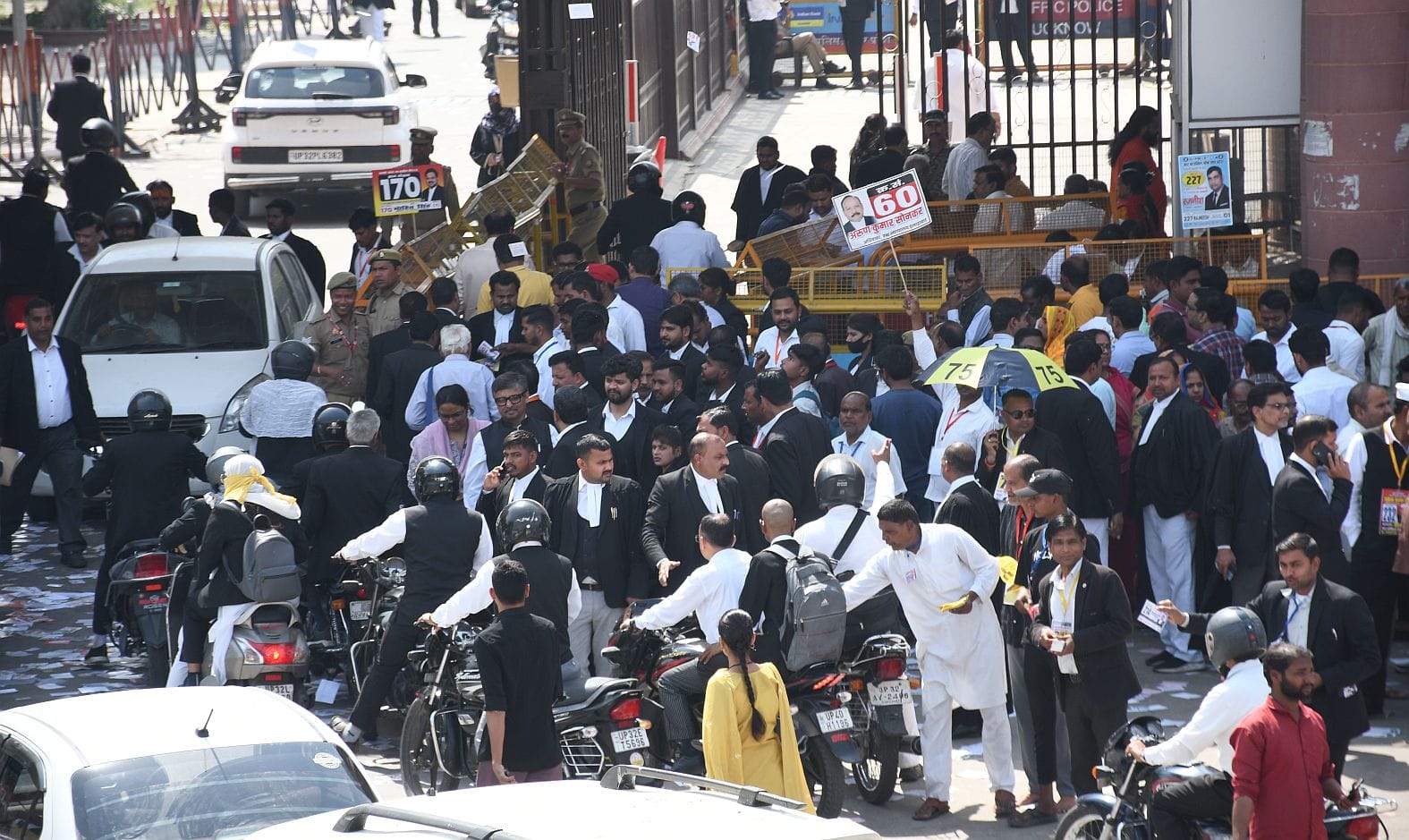 मतदान के लिए जुटे अधिवक्ता। मतदान के लिए जुटे अधिवक्ता।